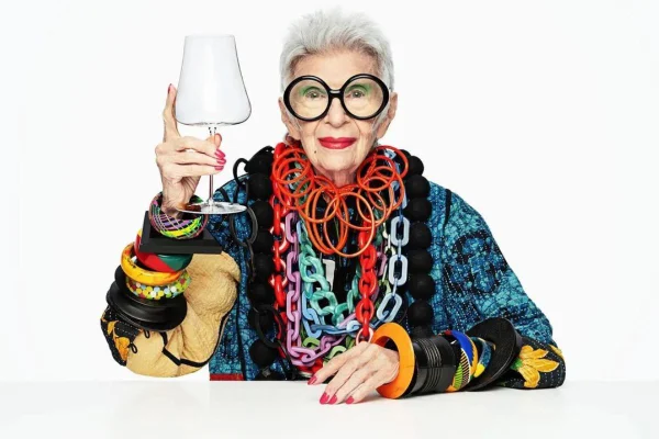 Na imagem com cor, Iris Apfel posando para foto - Metrópoles