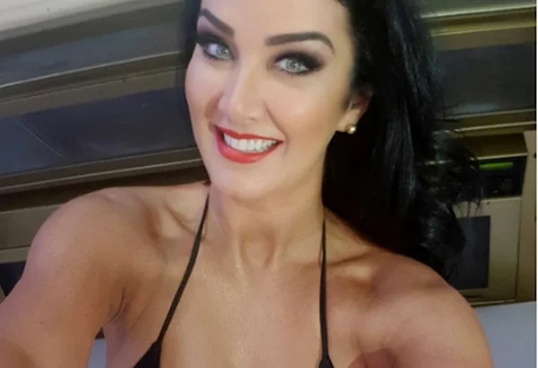Aos 40 anos, Helen Ganzarolli sensualiza com maiô decotado
