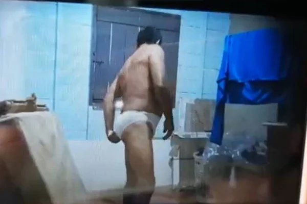 Homem flagrado usando calcinhas após arrombar casa do Pará. Ele está semi-nu em meio a caixas dentro de um quarto - Metrópoles