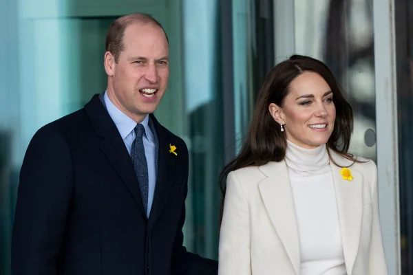 Em viagem, príncipe William atualiza estado de saúde de Kate Middleton