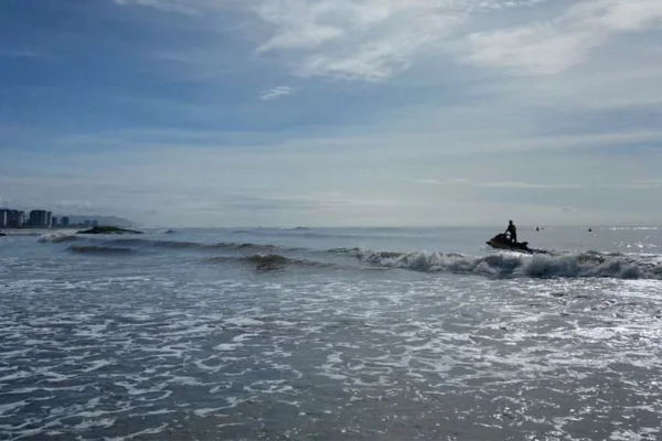 O Grupamento de Bombeiros Marítimo salvou, durante o feriado, 220 vítimas de afogamento. Um adolescente segue desaparecido na Praia Grande - Metrópoles
