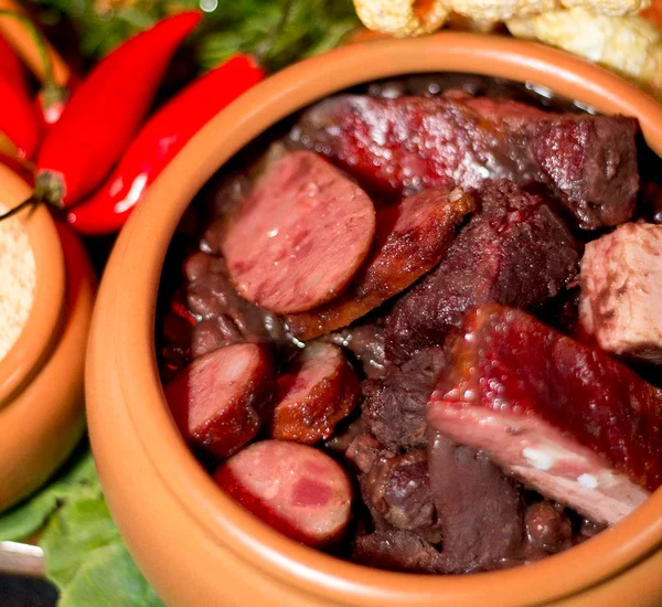 Feijoada e samba. O clima de Carnaval acentua o sabor dessa perfeita combinação
