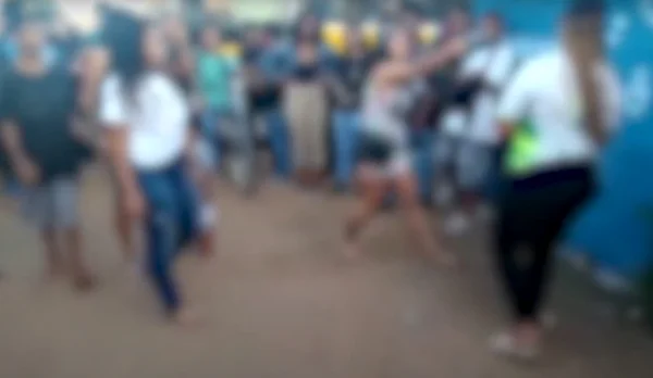 Vídeo: jovem aponta arma para cabeça de aluna em frente a escola no DF