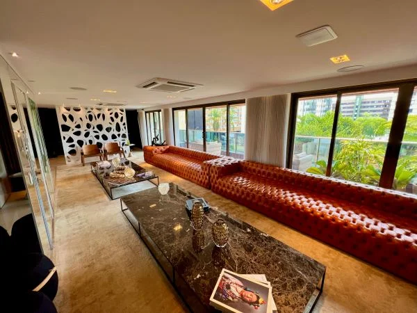 Sala de estar do apartamento é ampla, confortável e luxuosa Sala de estar do apartamento é ampla, confortável e luxuosa