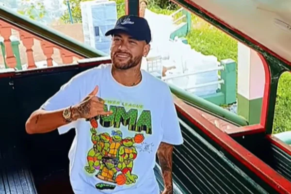 Neymar Jr. fez uma visita ao Monte Serrat, em Santos. No local, ele conversou e tirou foto com os fãs - Metrópoles