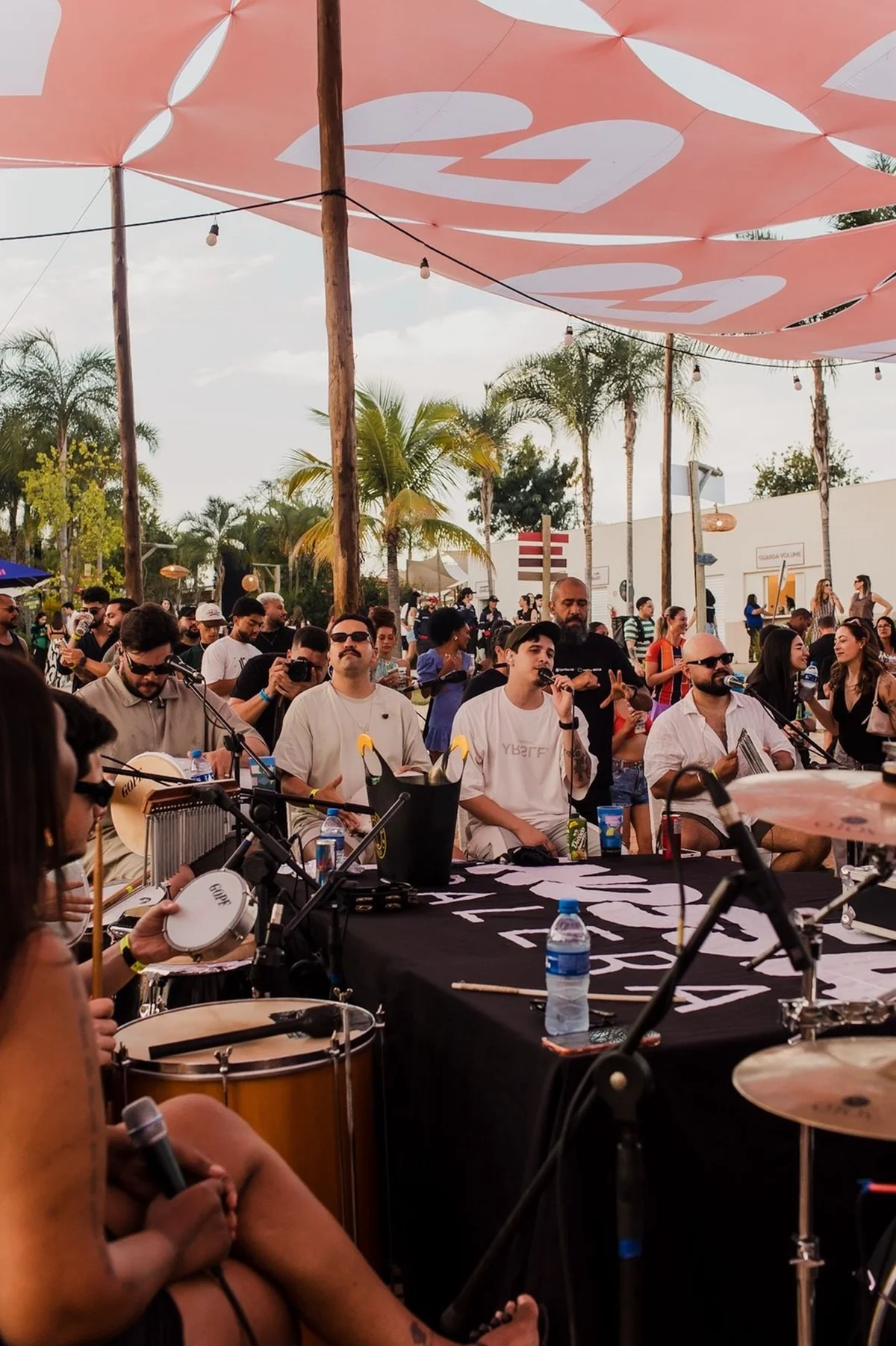 O projeto Som na Praia rola a partir das 16h, com muita música brasileira e pé na areia O projeto Som na Praia rola a partir das 16h, com muita música brasileira e pé na areia