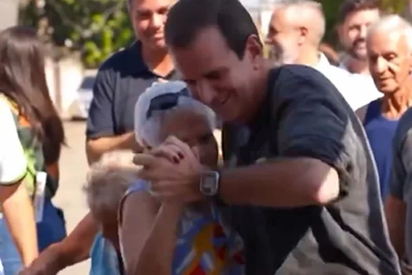 Print de um vídeo colorido de Eduardo Paes - Metrópoles