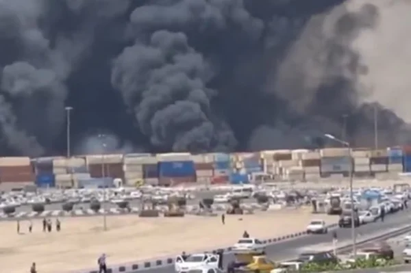 imagem colorida de explosão em porto no irã