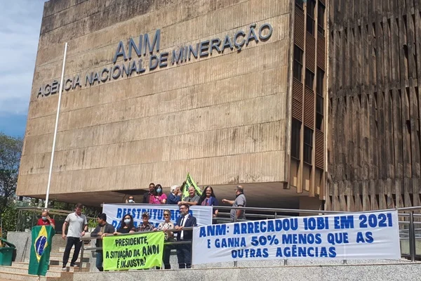 Servidores da ANM protestam por igualdade salarial entre reguladoras