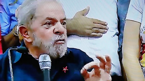 Em desabafo com presidente Dilma, Lula diz “eles que enfiem no c* todo o processo”