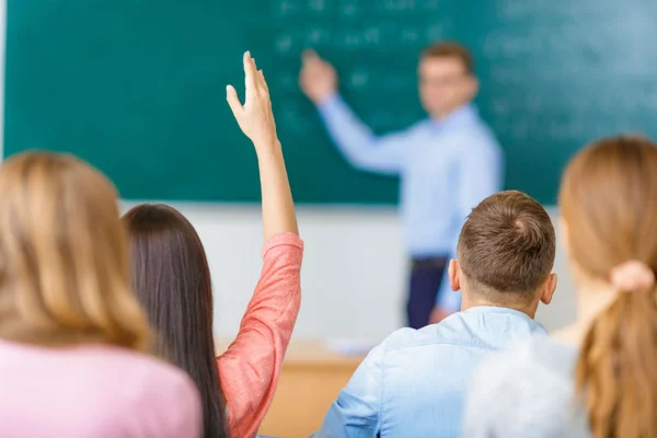 Campanha #primeiroAssedionaEscola reúne denúncias contra professores