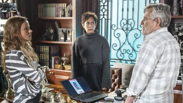 Rebeca (Andrea Beltrão), Santiago (José de Abreu) e Érica (Fernanda de Freitas) em Um Lugar ao Sol