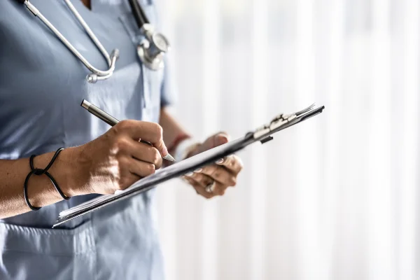 Médico preenche receita no hospital - Reprodução