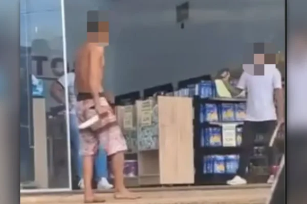 Homem ameaça rival com facão e leva paulada na cabeça