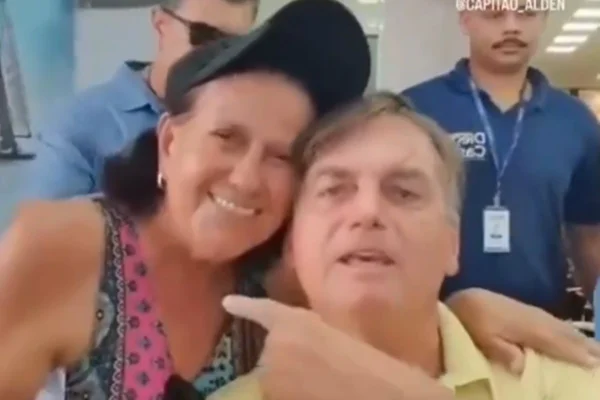 Jair Bolsonaro canta para apoiadora na Bahia