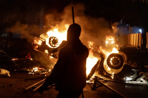 Manifestantes incendeiam carro em Yogyakarta, na Indonésia, após motorista ser morto atropelado por uma viatura da polícia