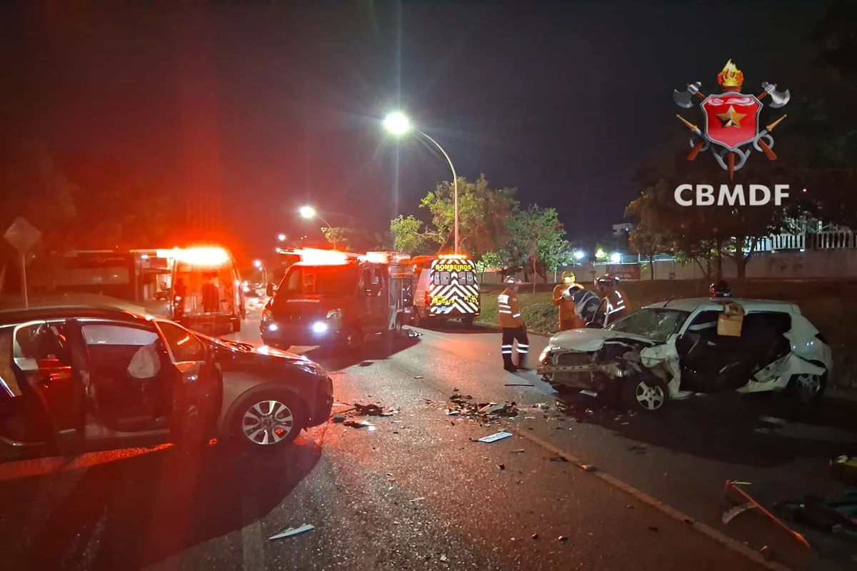 Duas pessoas ficaram presas dentro dos carros, sendo necessário aplicar técnicas de desencarceramento para retirá-las com segurança Duas pessoas ficaram presas dentro dos carros, sendo necessário aplicar técnicas de desencarceramento para retirá-las com segurança