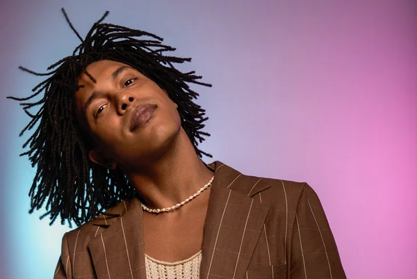 Foto colorida do ator Raphael Elias como Djavan - Metrópoles