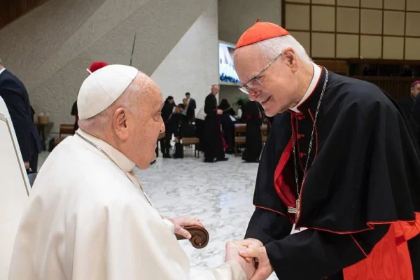 Foto colorida do papa Francisco cumprimentando o cardeal brasileiro dom Odilo Scherer