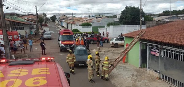 Homem morre ao ser eletrocutado enquanto consertava telhado no DF