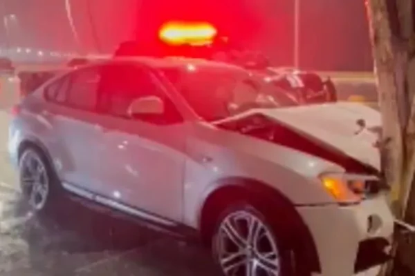 Motorista de BMW é detida após bater em carros na Ponta Verde - Metrópoles