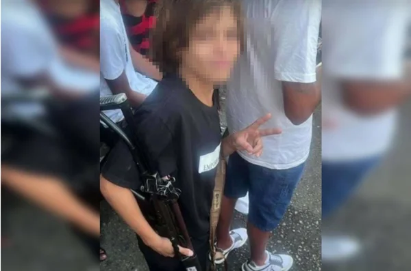 Menino armado com fuzil