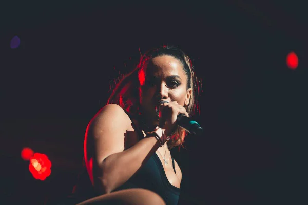 Morre Afonso, cachorro caçula de Anitta: “Só consigo sentir dor”