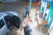 Agressor corre, após dar a facada no rival Agressor corre, após dar a facada no rival