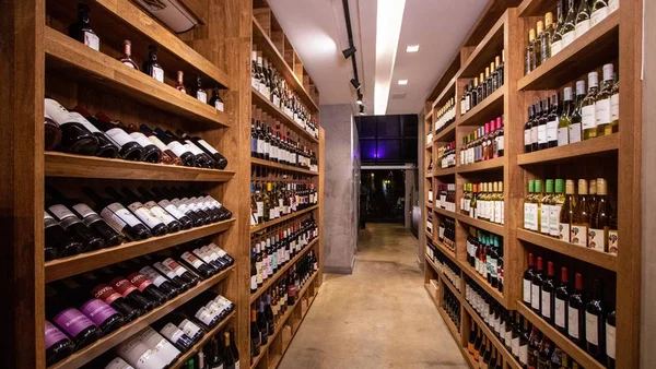 Vinito Wine House abre casa com 300 rótulos na 408 Sul