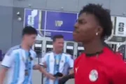 IShowSpeed cospe na saída de estádio após avistar dois torcedores da Argentina