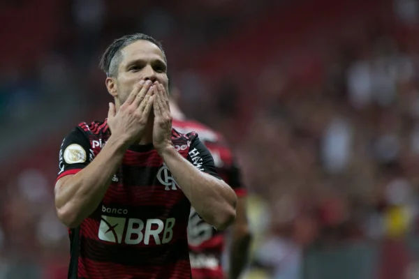 Flamengo faz a festa no Mané com vitória tranquila sobre o Coritiba
