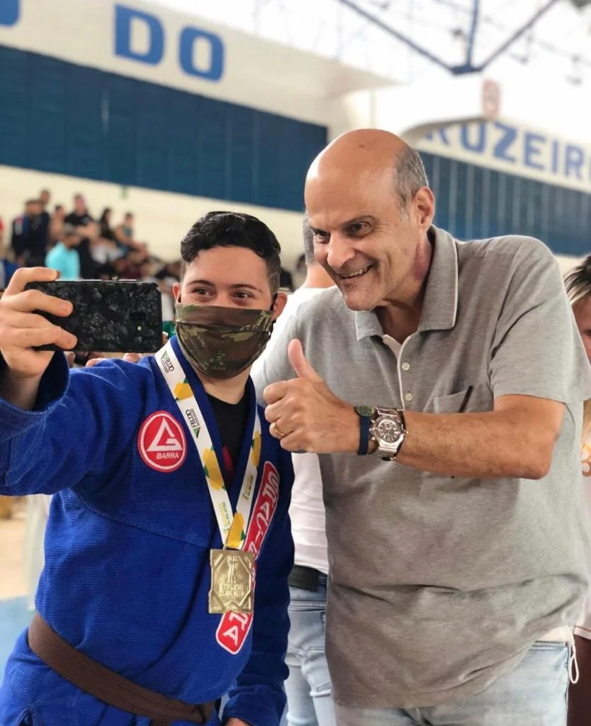 Paco Britto tira foto com medalhista da competição Paco Britto tira foto com medalhista da competição
