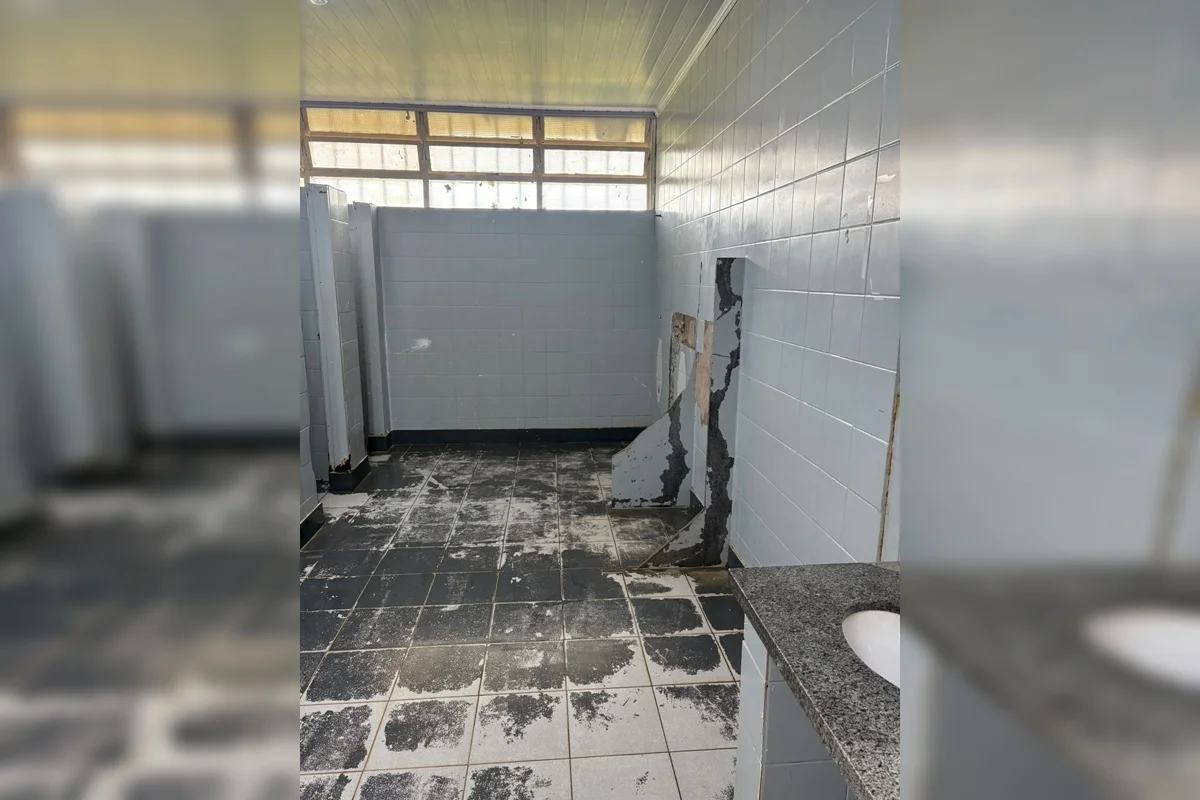Alunos e professores do Centro de Ensino Fundamental (CEF) 507 de Samambaia Sul enfrentam um cenário de precarização estrutural e tensões administrativas Alunos e professores do Centro de Ensino Fundamental (CEF) 507 de Samambaia Sul enfrentam um cenário de precarização estrutural e tensões administrativas