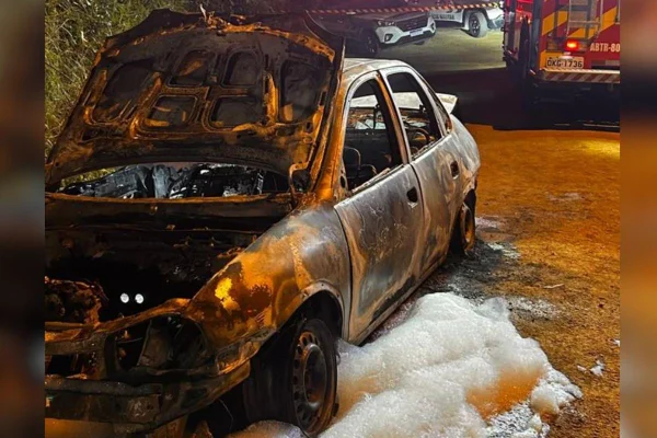 Imagem colorida de carro que explodiu