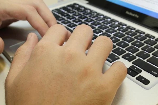 Hackers invadem reunião virtual de advogadas e se masturbam em SP