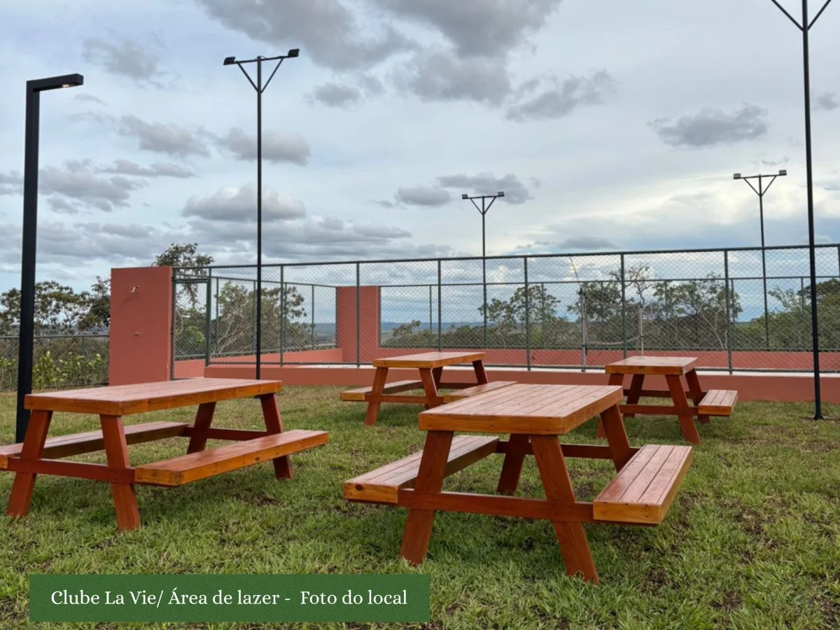 Área de convivência do Le Grand Jardin reúne mesas e espaços ao ar livre para momentos de lazer entre moradores Área de convivência do Le Grand Jardin reúne mesas e espaços ao ar livre para momentos de lazer entre moradores