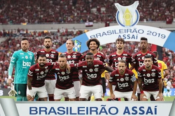 Imagem colorida do time do Flamengo de 2019 perfilado para foto antes da partida