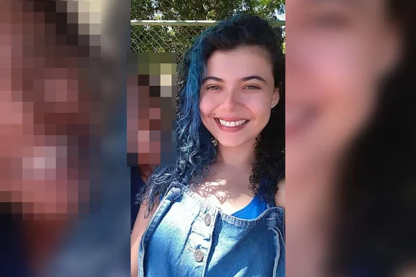 Imagem colorida com de uma mulher com pele clara e cabelo azul - Metrópoles