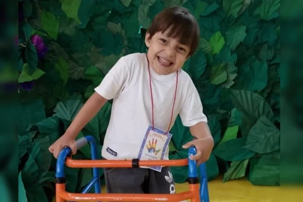 Nícolas, 4 anos, precisa de doação de sangue para cirurgia nas pernas