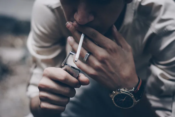 homem fumando com isqueiro