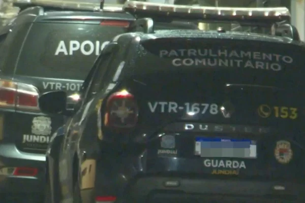 foto colorida de viaturas da GCM de Jundiaí nas proximidades da casa de adolescente que confessou ter matado a tiros os pais adotivos e a irmã em SP - Metrópoles