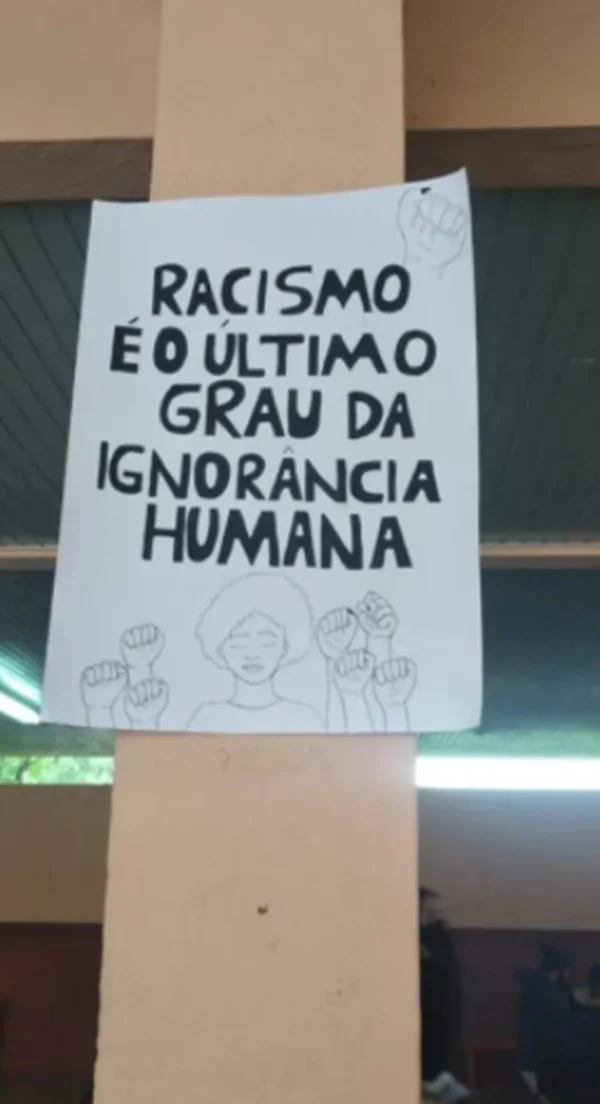 Cartaz de solidariedade a aluna alvo de racismo em