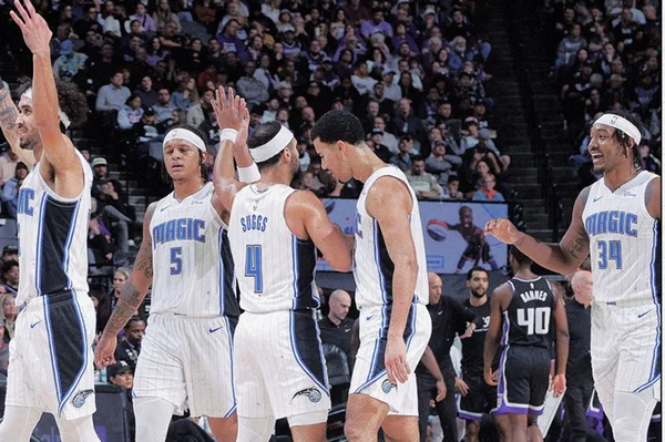 Sabonis e Monk ofuscam Banchero e Kings vencem Magic na prorrogação