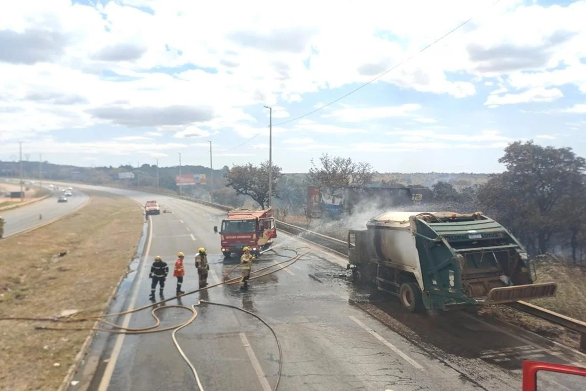 Caminhão de Lixo Incendeia na BR-070, Provocando Bloqueio e Engarrafamento