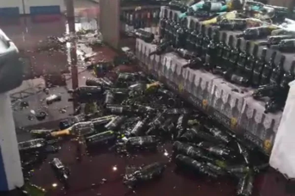 Homem quebrou diversas garrafas de vinho em mercado em Dourado (SP)