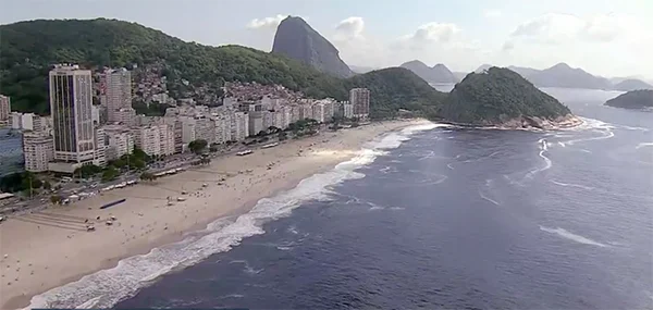 Por que as praias do Rio andam com cor escura? Especialista explica