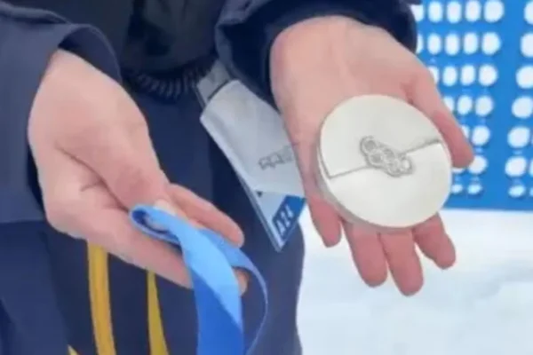 Organização das Olimpíadas responde polêmicas de falhas em medalhas