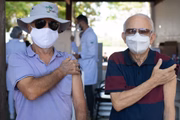 Aos idosos e aos imunossuprimidos, a dose de reforço amplia a efetividade da imunização, uma vez que esses grupos não desenvolvem resposta imunológica adequada Aos idosos e aos imunossuprimidos, a dose de reforço amplia a efetividade da imunização, uma vez que esses grupos não desenvolvem resposta imunológica adequada