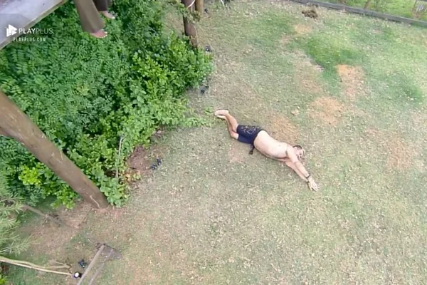 A Fazenda 10: Evandro pula de casa na árvore, cai feio e se machuca