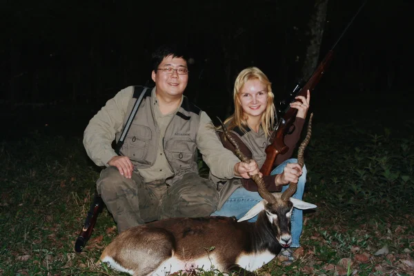 Imagem colorida de Marcos e Elize Matsunaga caçando
